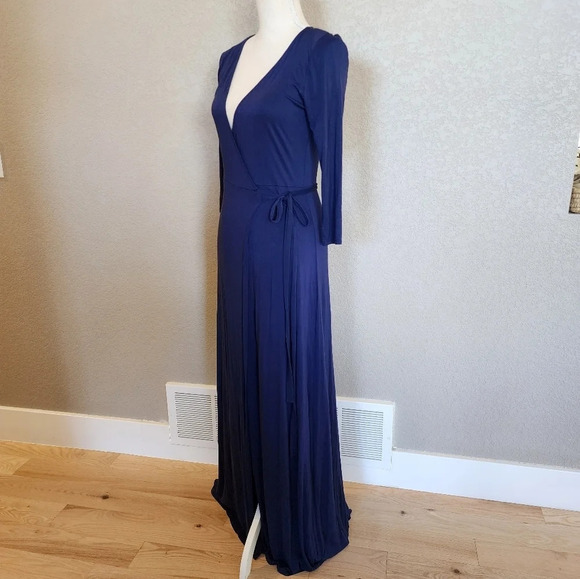 Lulu's Garden District Blue jersey material Maxi wrap dress size Medium - Picture 2 of 10